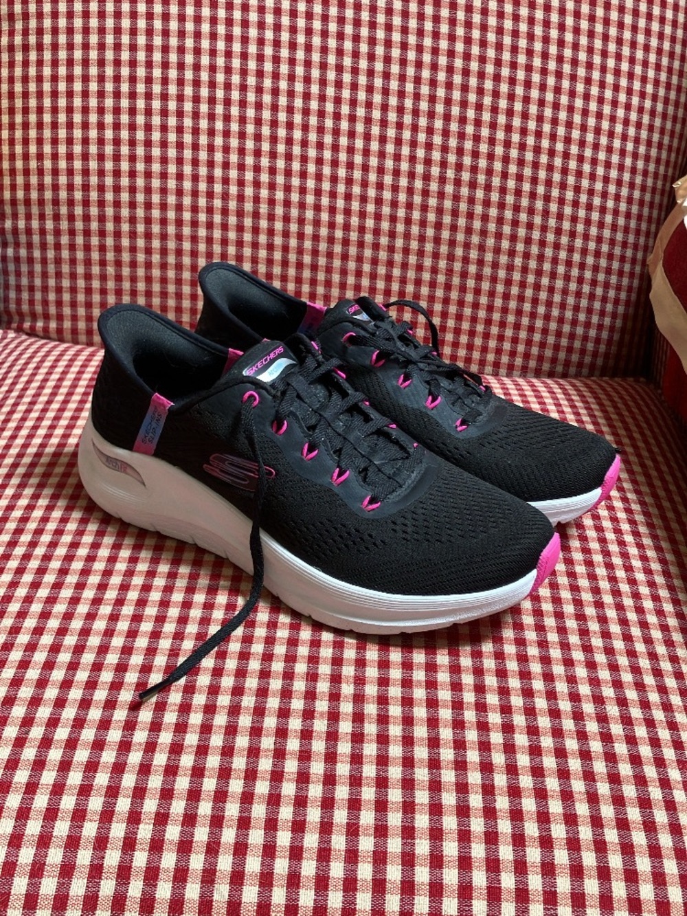 NEW AND UNWORN Sketchers Slip-Ins size 9.5